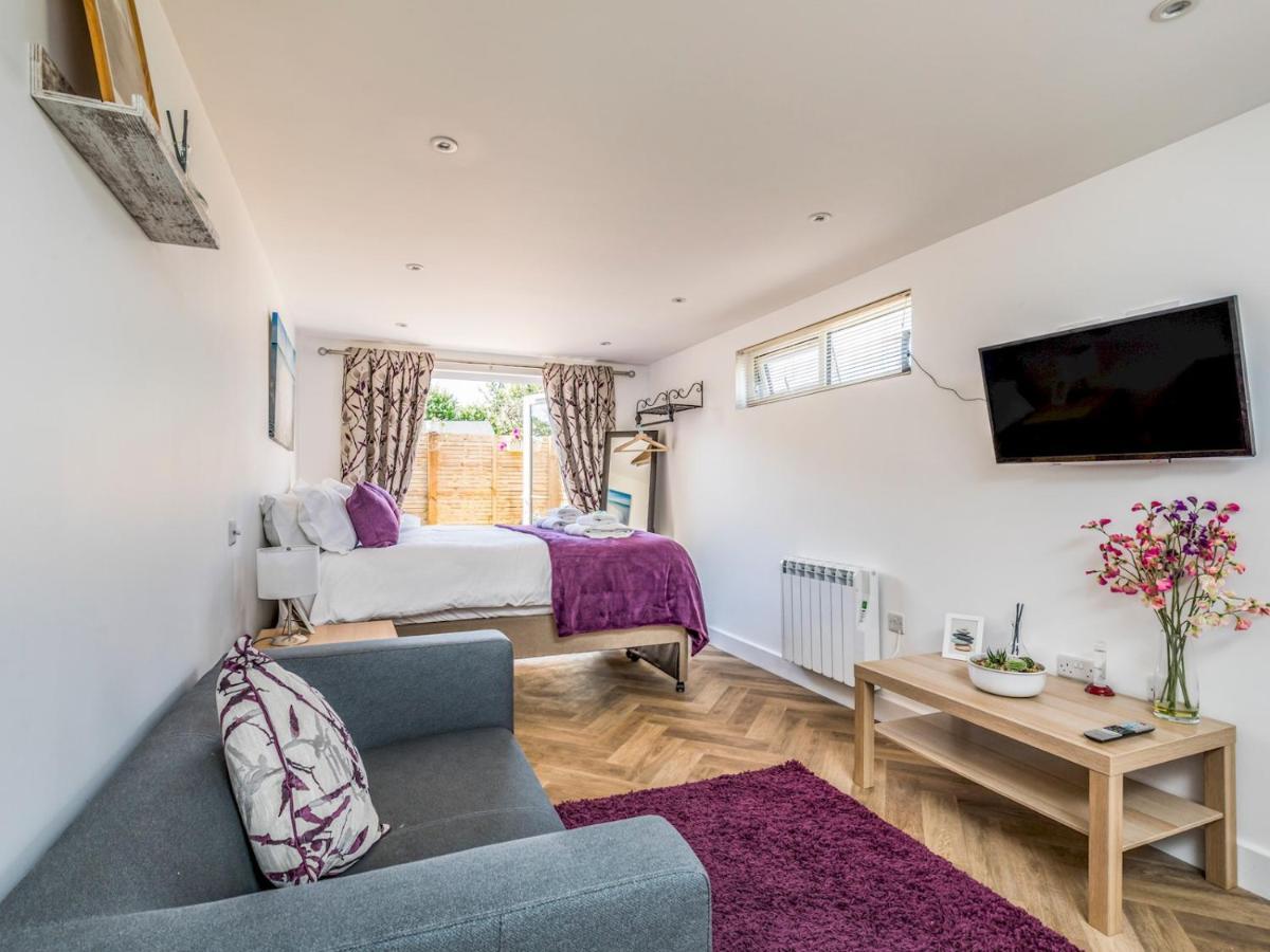 Pass The Keys Charming Chalet A Stones Throw From The Beach Chichester Exterior foto