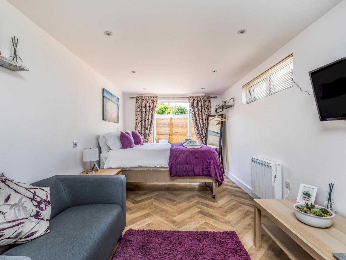 Pass The Keys Charming Chalet A Stones Throw From The Beach Chichester Exterior foto